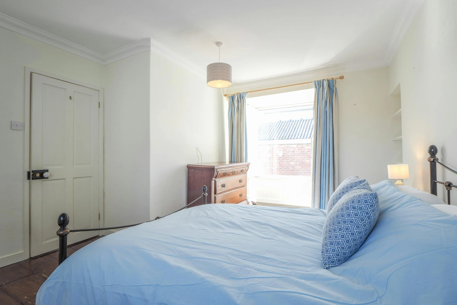 Kind size bed, bedside cabinet and lamp, chest of drawers