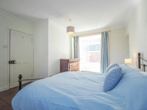 Kind size bed, bedside cabinet and lamp, chest of drawers