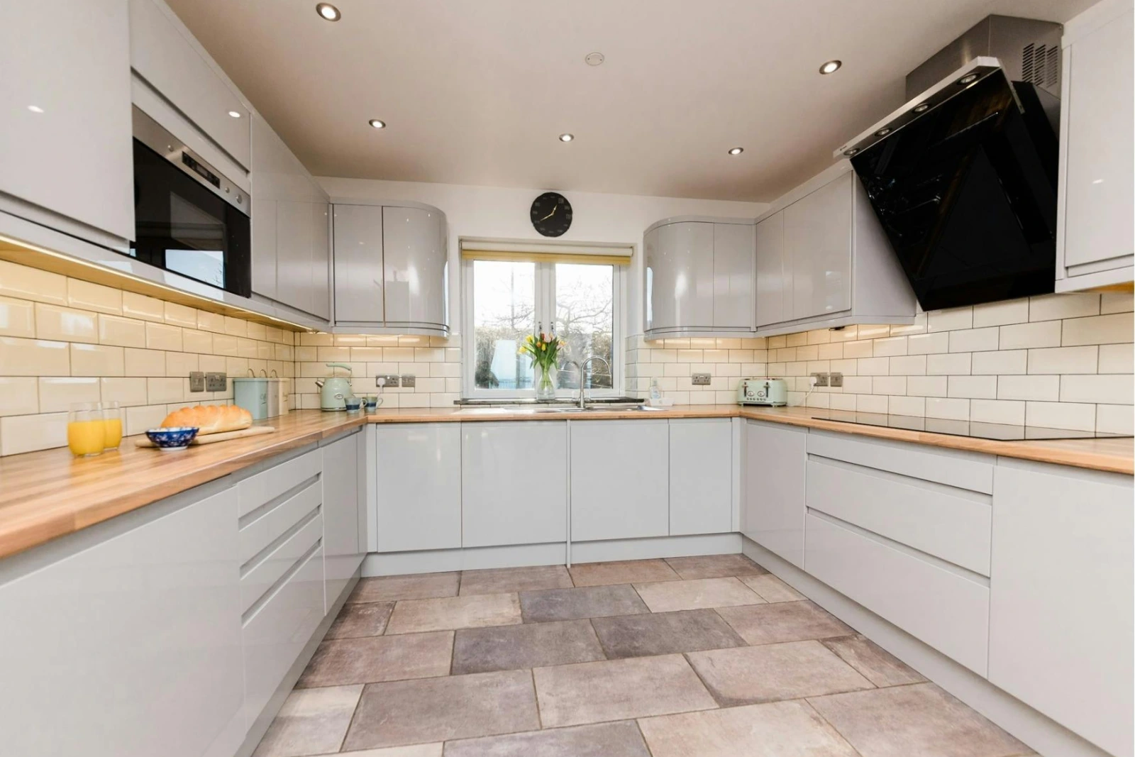 Wall and base cupboards. Eye level oven