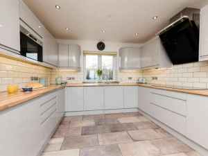 Wall and base cupboards. Eye level oven