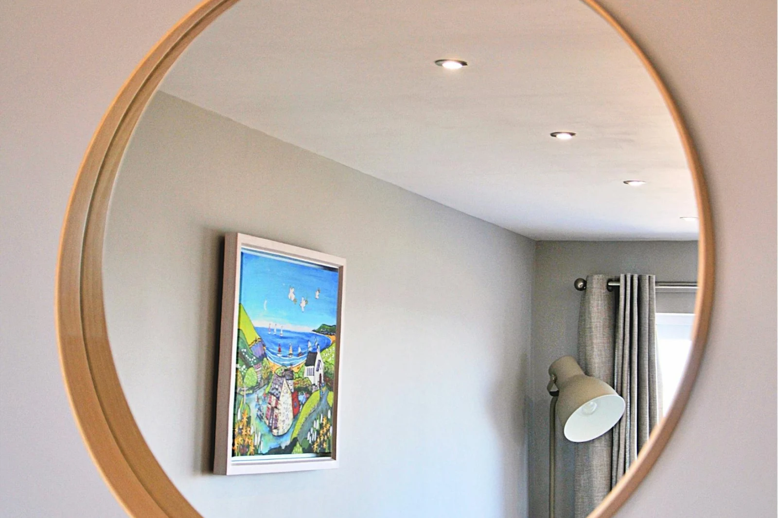 Wall mounted round mirror
