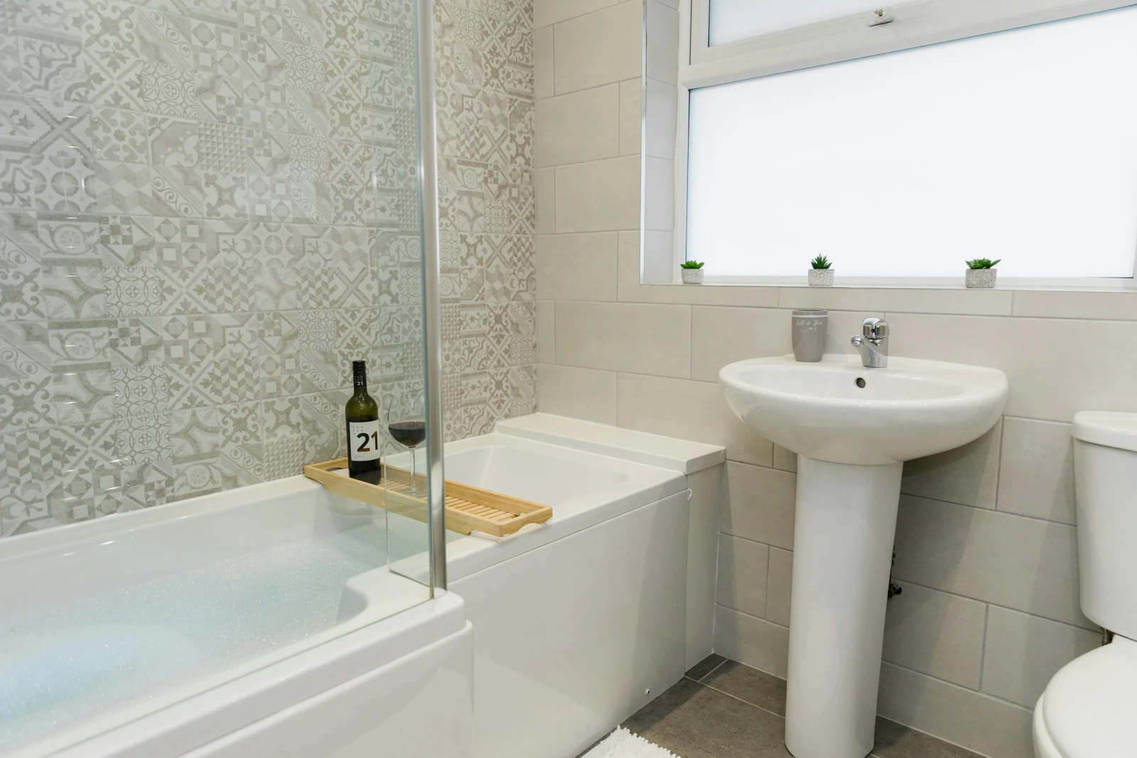 Bathroom with bath tub, sink basin and toilet.