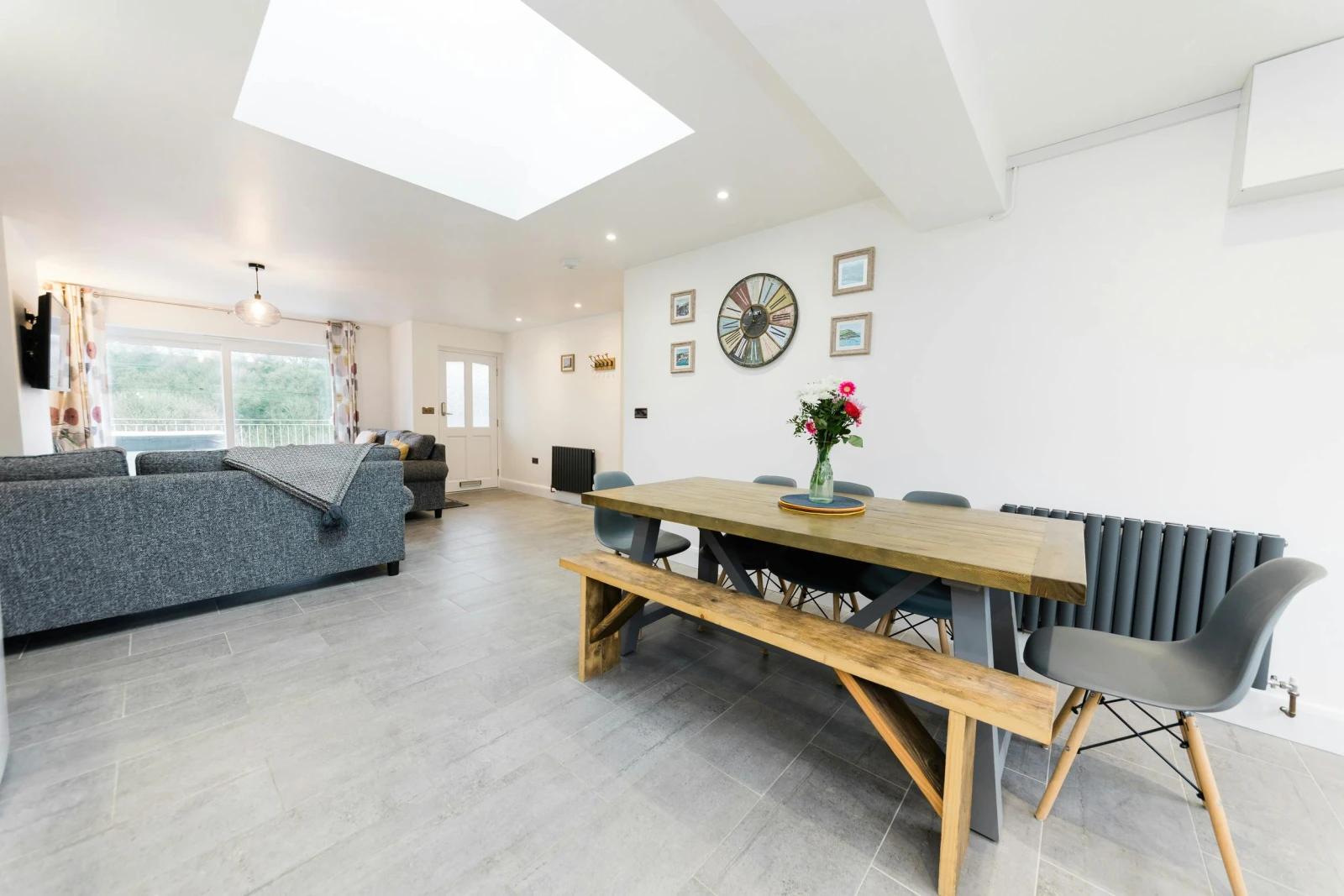 Open planned kitchen and living room.