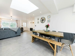 Open planned kitchen and living room.