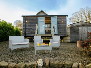 Gravel patio are with garden table and chairs