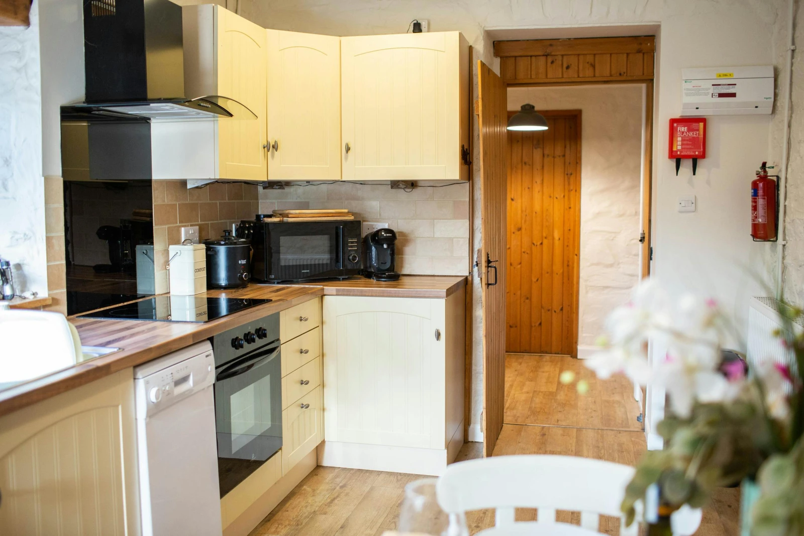 Electric cooker and extractor. Dishwasher. Wooden floors