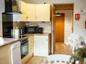 Electric cooker and extractor. Dishwasher. Wooden floors
