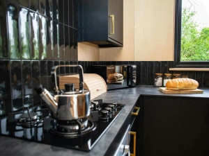 Gas hob with black tiled splashback