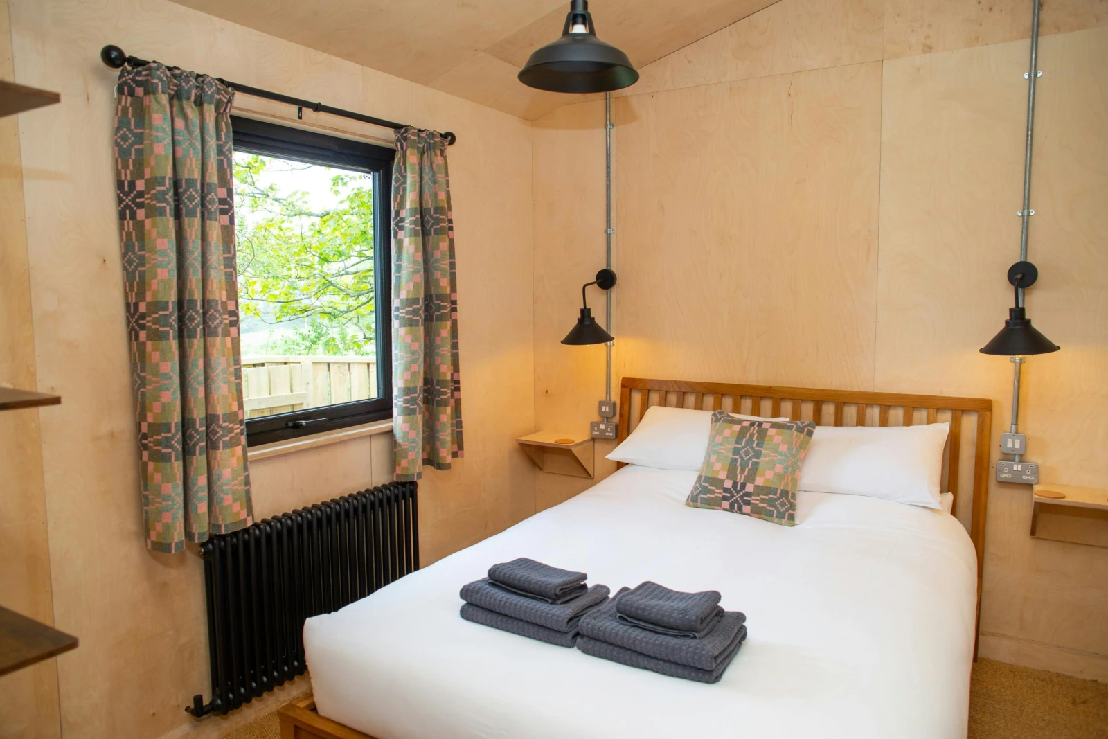King size bedroom with wall mounted bedside tables and reading lamps