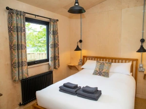 King size bedroom with wall mounted bedside tables and reading lamps