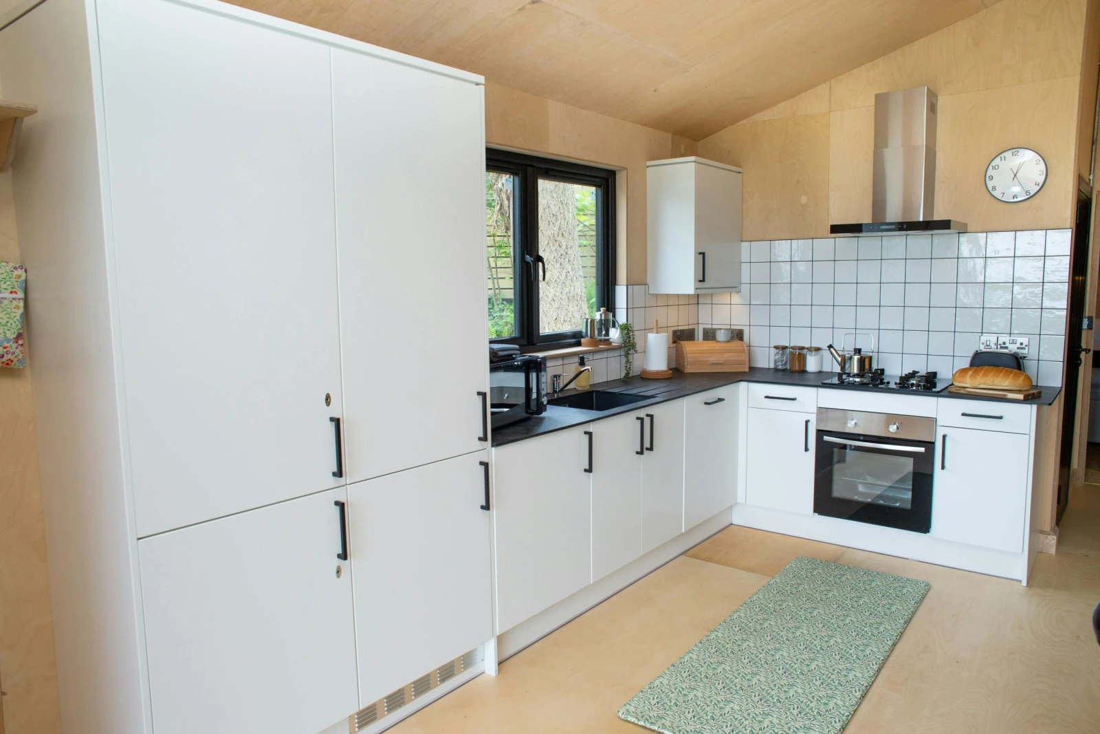 Kitchen with integrated appliances