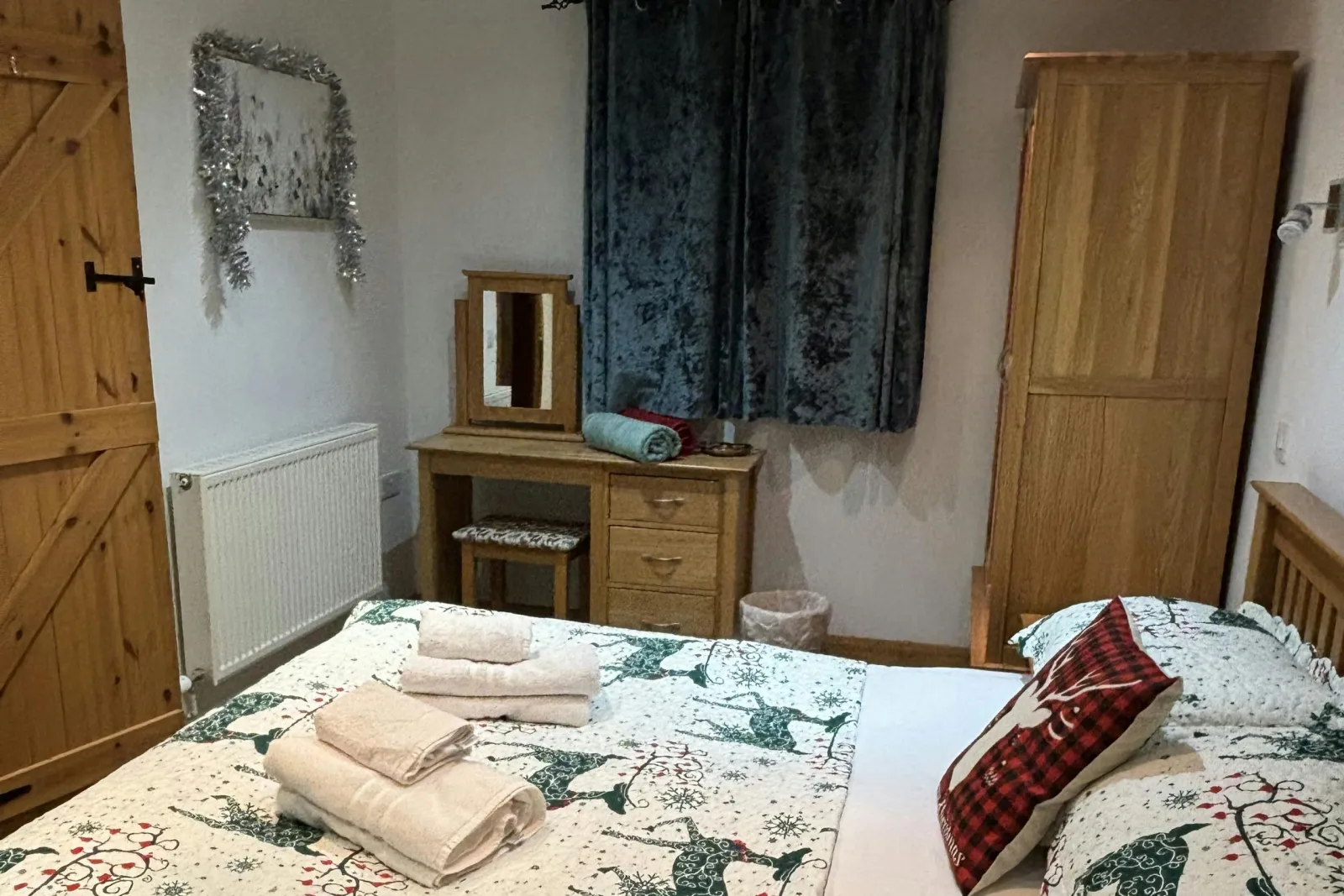 Bedroom with christmas decorations